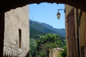 Ruelles voutés dans le vieux village de Saint Roman